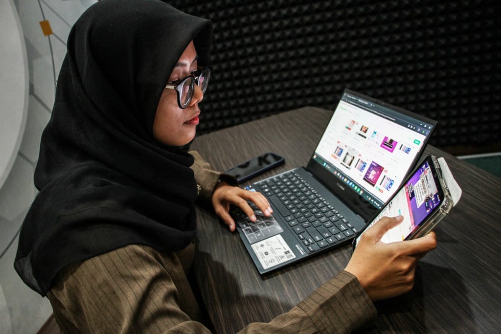 Warga melihat produk elektronik yang dijual melalui siaran langsung media sosial di Palangka Raya, Kalimantan Tengah, Rabu (8/10/2025). ANTARA FOTO/Auliya Rahman/bar Indeks masyarakat digital Indonesia 2025 meningkat