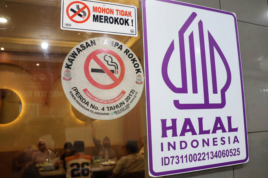 Logo halal terpasang di pintu salah satu warung makan di Makassar, Sulawesi Selatan, Rabu (8/10/2025). ANTARA FOTO/Arnas Padda/YU Realisasi penerbitan sertifikat halal gratis