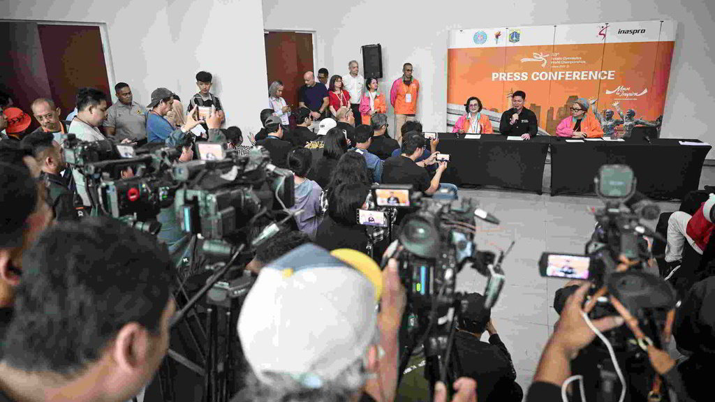 Ketua Umum Federasi Gimnastik Indonesia (FGI) Ita Yuliati (kanan), Ketua Umum Komite Olimpiade Indonesia (NOC Indonesia) Raja Sapta Oktohari (kedua kanan) dan Sekjen FGI Sri Sundari Kencana Ayu (ketiga kanan) menyampaikan keterangan pers jelang 53rd FIG Artistic Gymnastics World Championship 2025 di Indonesia Arena, Kompleks GBK, Senayan, Jakarta, Jumat (10/10/2025). Ita Yuliati menyebut bahwa Federasi Gimnastik Indonesia (FIG) menyatakan dukungannya terhadap keputusan pemerintah Indonesia dengan tidak mengeluarkan visa untuk atlet Israel dalam kejuaraan dunia gimnastik 53rd FIG Artistic Gymnastics Championship Jakarta 2025 yang akan berlangsung pada 19-25 Oktober. ANTARA FOTO/Fauzan/nz Atlet Israel batal tampil pada kejuaraan dunia gimnastik di Jakarta
