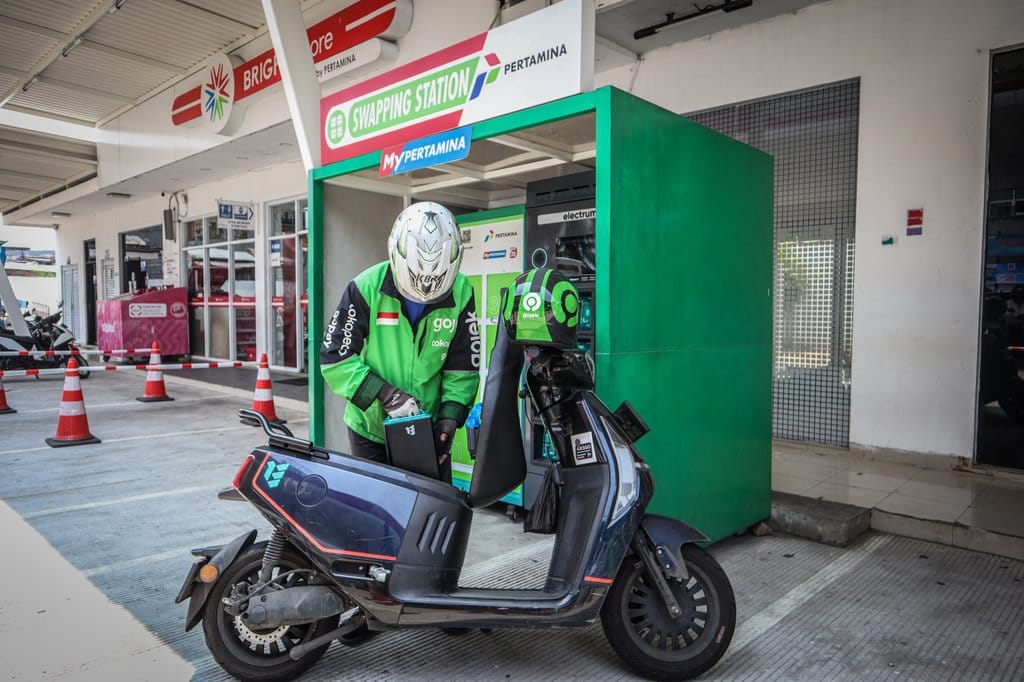 Pengemudi ojek daring mengganti baterai sepeda motor listriknya di Stasiun Penukaran Baterai Kendaraan Listrik Umum (SPBKLU), SPBU Pertamina, Jalan Letjen S. Parman, Jakarta, Kamis (9/10/2025). ANTARAFOTO/Muhammad Rizky Febriansyah/bay/bar Jumlah kendaraan listrik berbasis baterai di Indonesia