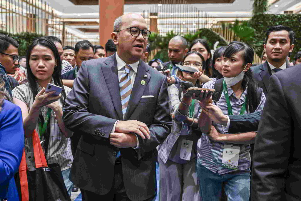 Menteri Investasi dan Hilirisasi/Kepala BKPM Rosan Roeslani menjawab pertanyaan wartawan usai konferensi pers Indonesia International Sustainability Forum (ISF) 2025 di Jakarta International Convention Center (JICC) Senayan, Jakarta, Jumat (10/10/2025). Forum bertema Investing for a Resilient, Sustainable and Prosperous World itu menghadirkan sekitar 250 pembicara serta diikuti lebih dari 100 pebisnis dan filantropis untuk mendorong kolaborasi global dalam mempercepat transisi ekonomi berkelanjutan melalui investasi. ANTARA FOTO/Bayu Pratama S/sgd Konferensi Pers ISF 2025