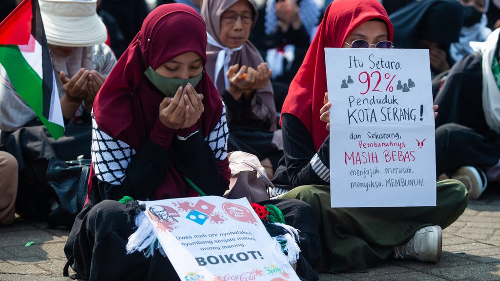 Santri mengikuti doa bersama saat aksi bela Palestina di Kota Serang, Banten, Sabtu (11/10/2025). Aksi digelar dengan penggalangan dana bantuan dan doa bersama untuk Palestina sebagai wujud solidaritas sesama umat manusia. ANTARA FOTO/Muhammad Bagus Khoirunas/rwa. Aksi peduli Palestina di Banten