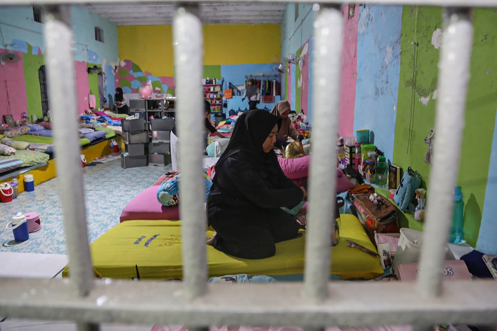 Petugas menggeledah blok hunian warga binaan pemasyarakatan (WBP) di Lembaga Pemasyarakatan (Lapas) Perempuan Kelas IIA Kota Semarang, Jawa Tengah, Jumat (10/10/2025). Petugas gabungan dari Lapas, Divisi Pemasyarakatan, TNI, dan Polri melakukan razia rutin barang ataupun obat-obatan terlarang serta narkotika bagi warga binaan kasus narkoba tersebut sebagai langkah antisipasi mencegah peredaran narkotika sekaligus gangguan keamanan dan ketertiban di lapas itu. ANTARA FOTO/Makna Zaezar/rwa. Razia blok hunian lapas perempuan di Semarang