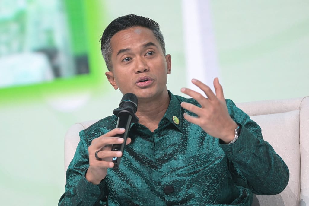 Ketua Umum Kadin Indonesia Anindya Novyan Bakrie menyampaikan paparan saat sesi panel pada Indonesia International Sustainability Forum (ISF) 2025 di Jakarta International Convention Center (JICC) Senayan, Jakarta, Sabtu (11/10/2025). ANTARA FOTO/Sulthony Hasanuddin/sgd Sesi panel ISF 2025: Program Akselerasi Pekerjaan