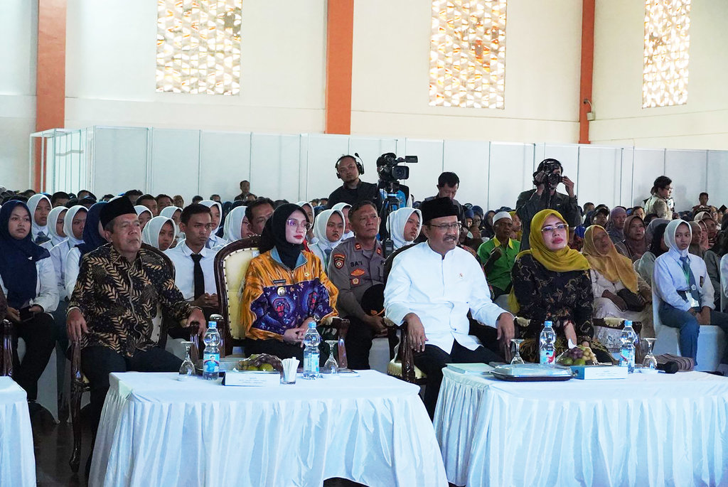 Wakil Bupati Kediri Dewi Mariya Ulfa mendampingi Menteri Sosial Syaifullah Yusuf ke Sekolah Rakyat Menengah Atas (SRMA) 24 Kediri, Jumat (10/10). foto/DOk. Kab Kediri Body Arikel Kab Kediri 2 3