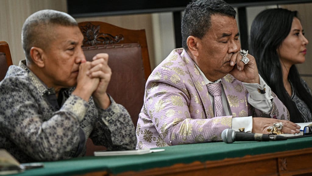 Kuasa hukum mantan Menteri Pendidikan, Kebudayaan, Riset, dan Teknologi Nadiem Anwar Makarim, Hotman Paris Hutapea (tengah) mengikuti sidang putusan praperadilan atas penetapan tersangka kliennya di Pengadilan Negeri Jakarta Selatan, Jakarta, Senin (13/10/2025). Hakim Tunggal I Ketut Darpawan menolak permohonan praperadilan yang diajukan oleh mantan Mendikbudristek Nadiem Anwar Makarim terkait kasus dugaan korupsi dalam pengadaan Chromebook di Kemendikbudristek pada 2019-2022. ANTARA FOTO/Fauzan/nz Hakim tolak praperadilan Nadiem Makarim