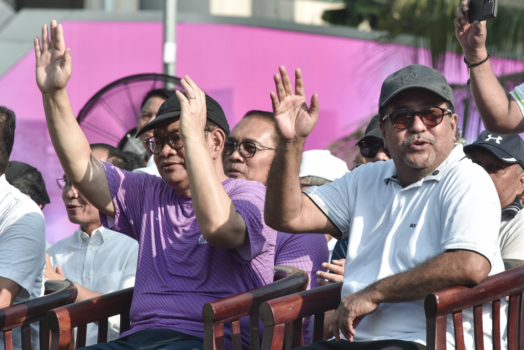 Gubernur DKI Jakarta Pramono Anung (kiri) bersama Wakil Gubernur DKI Jakarta Rano Karno (kanan) menyaksikan acara Jaga Jakarta Penuh Warna 2025 saat Hari Bebas Kendaraan Bermotor (HBKB) di kawasan Bundaran HI, Jakarta Pusat, Minggu (28/9/2025). Kegiatan tersebut untuk mengajak masyarakat dalam menjaga kondusifitas Jakarta melalui seni tari nusantara, band dari Dinas Sosial dan murid SMA. ANTARA FOTO/Fakhri Hermansyah/nym. Gubernur dan Wagub DKI Jakarta saksikan Jaga Jakarta Penuh Warna