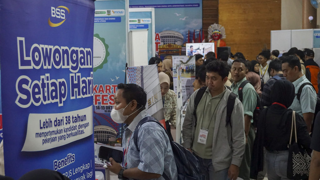 Pengunjung mencari informasi tentang lowongan kerja pada Jakarta Utara Job Festival 2025 di Gedung Serbaguna Gelora Sunter, Jakarta, Selasa (14/10/2025). Suku Dinas Tenaga Kerja, Transmigrasi, dan Energi (Sudin Nakertransgi) Jakarta Utara menggelar bursa kerja dengan menghadirkan 38 perusahaan dari beragam sektor industri untuk memperluas akses lapangan kerja dan menekan angka pengangguran. ANTARA FOTO/Ika Maryani/hma/nym. Jakarta Utara Job Festival 2025
