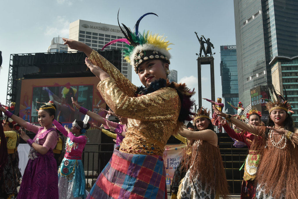 Penari menampilkan tarian massal pada acara Jaga Jakarta Penuh Warna 2025 saat Hari Bebas Kendaraan Bermotor (HBKB) di kawasan Bundaran HI, Jakarta Pusat, Minggu (28/9/2025). Kegiatan tersebut untuk mengajak masyarakat dalam menjaga kondusifitas Jakarta melalui seni tari nusantara, band dari Dinas Sosial dan murid SMA. ANTARA FOTO/Fakhri Hermansyah/nym. Pertunjukkan seni Jaga Jakarta Penuh Warna