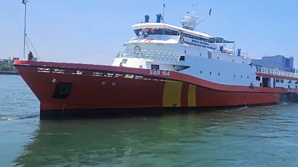 Screenshot Kapal SAR dan proses pencarian di laut Makassar. foto/MN Abdurrahman Kapal SAR di Laut Makassar
