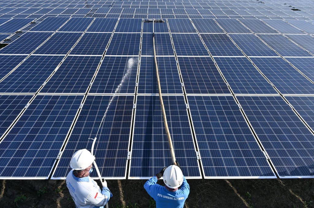 Petugas membersihkan panel Pembangkit Listrik Tenaga Surya (PLTS) on grid Sengkol kapasitas 7 megawatt peak (MWp) di Sengkol, Praya, Lombok Tengah, NTB, Kamis (16/10/2025). Hingga saat ini PLN UIW NTB mengelola 19 unit pembangkit energi baru terbarukan (EBT) dengan total kapasitas 37,604 MW yang terdiri dari 56,2 persen PLTS dan 43,8 persen Pembangkit Listrik Tenaga Mikro Hidro (PLTMH) dengan rata-rata produksi sebesar 13,61 gigawatt hour (GWh) per bulan. ANTARA FOTO/Ahmad Subaidi/nym. Kapasitas pembangkit energi baru terbarukan di NTB