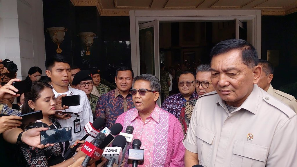 Presiden PKS Al Muzzammil Yusuf, Ketua Majelis Syuro PKS Sohibul Iman, serta Sekretaris Jenderal PKS M Kholid saat menemui Menteri Pertahanan Sjafrie Sjamsoeddin di Kantor Kementerian Pertahanan, Jakarta Pusat, Jumat (17/10/2025). tirto.id/M Naufal Al Muzzammil Yusuf
