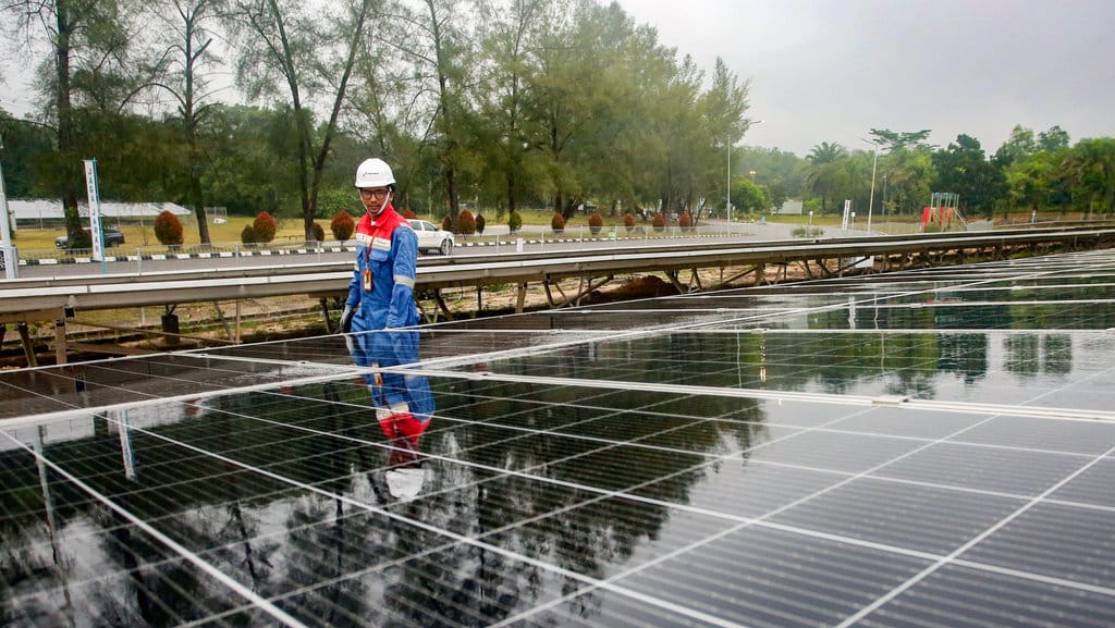 Pekerja melakukan perawatan rutin pembangkit listrik tenaga surya (PLTS) di wilayah kerja (WK) Rokan Duri, Bengkalis, Riau, Jumat (17/10/2025). ANTARA FOTO/Muhammad Iqbal/agr Pemanfaatan energi baru terbarukan untuk operasional bisnis