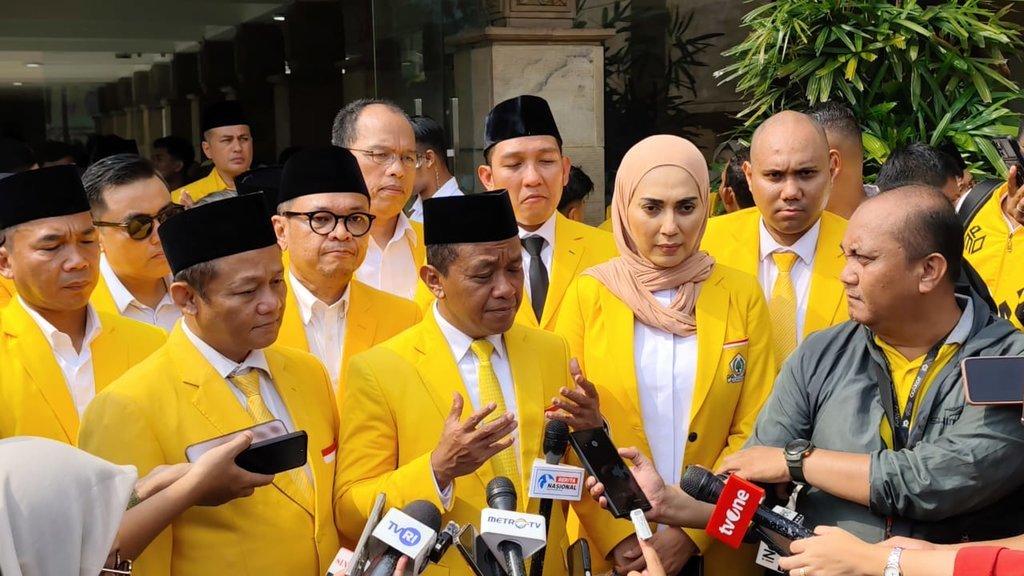 Ketua Umum Golkar yang juga Menteri ESDM, Bahlil Lahadalia, di kawasan Taman Makam Pahlawan (TMP) Jakarta Selatan, Senin (20/10/2025). tirto.id/Umay Bahlil Lahadalia