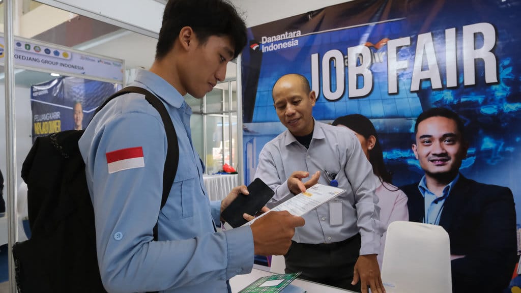 Pencari kerja menyimak penjelasan dari staf Bank Mandiri pada bursa kerja Pontianak Career Clinic and Culture 2025 di Aula Universitas Muhammadiyah Pontianak, Kalimantan Barat, Selasa (21/10/2025). Dinas Tenaga Kerja Kota Pontianak bersama instansi terkait menggelar bursa kerja yang diikuti puluhan perusahaan dengan menyediakan 1.721 lowongan pekerjaan guna menekan tingkat pengangguran terbuka (TPT) di Kota Pontianak, yang digelar pada 21–23 Oktober 2025. ANTARA FOTO/Jessica Wuysang Bursa kerja Kota Pontianak