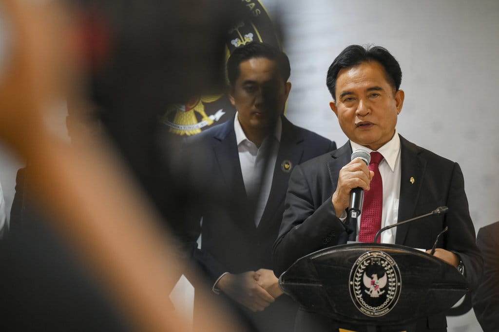 Menteri Koordinator Bidang Hukum, HAM, Imigrasi, dan Pemasyarakatan Yusril Ihza Mahendra memberikan keterang pers usai penandatangan kesepakatan pemulangan dua narapidana warga negara Inggris di Jakarta, Selasa (21/10/2025). Pemerintah Indonesia bersama pemerintah Inggris menandatangani kesepakatan pemulangan dua narapidana narkotika berkewarganegaraan Inggris Lindsay June Sandiford (68 tahun) dan Shahab Shahabadi (35 tahun) atas dasar pertimbangan kemanusiaan yang dijunjung tinggi oleh pemerintah Indonesia. ANTARA FOTO/Hafidz Mubarak A Kesepakatan pemulangan dua napi narkotika ke Inggris