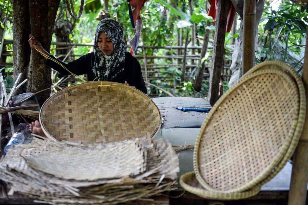 Perajin menyelesaikan pembuatan tampah di Desa Rancagong, Legok, Kabupaten Tangerang, Banten, Selasa (21/10/2025).ANTARA FOTO/Putra M. Akbar/foc. Target usaha mikro naik kelas