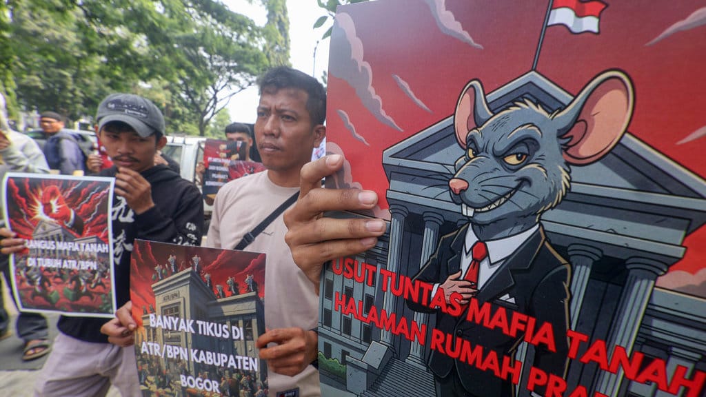 Massa dari Pemuda Lumbung Informasi Rakyat (LIRA) membentangkan poster saat unjuk rasa di depan kantor Agraria dan Tata Ruang/Badan Pertanahan Nasional (ATR/BPN), Kabupaten Bogor, Jawa Barat, Selasa (21/10/2025). ANTARA FOTO/Yulius Satria Wijaya/rwa. Unjuk rasa menolak mafia tanah di Bogor