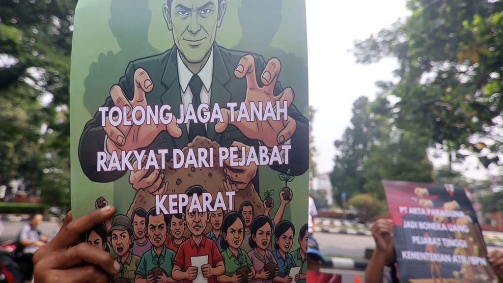 Massa dari Pemuda Lumbung Informasi Rakyat (LIRA) membentangkan poster saat unjuk rasa di depan kantor Agraria dan Tata Ruang/Badan Pertanahan Nasional (ATR/BPN), Kabupaten Bogor, Jawa Barat, Selasa (21/10/2025). ANTARA FOTO/Yulius Satria Wijaya/rwa. Unjuk rasa menolak mafia tanah di Bogor