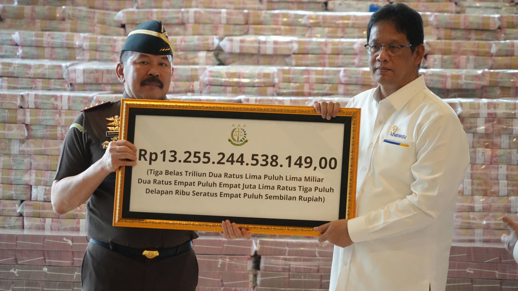 Jaksa Agung ST Burhanuddin melaksanakan penyerahan uang pengganti kerugian negara dalam tindak tindak pidana korupsi fasilitas ekspor Crude Palm Oil (CPO) dan turunannya pada industri kelapa sawit tahun 2022 senilai Rp13.255.244.538.149 yang dilaksanakan secara simbolis ke Menteri Keuangan RI Purbaya Yudhi Sadewa. foto/Dok. Kejagung Header Kejagung 10 25