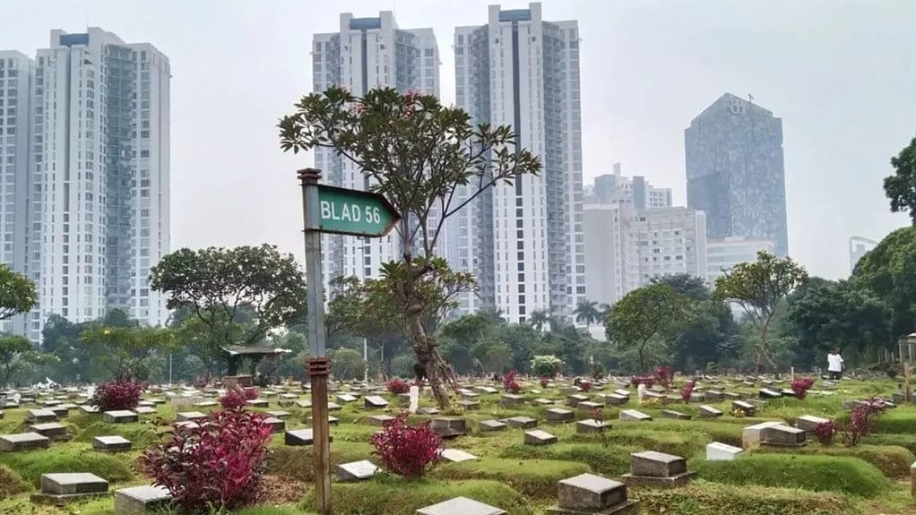 Warga melintas di Tempat Pemakaman Umum (TPU) Menteng Pulo di Jakarta Selatan, Kamis (24/6/2021). ANTARA/Dewa Ketut Sudiarta Wiguna. TPU Menteng Pulo