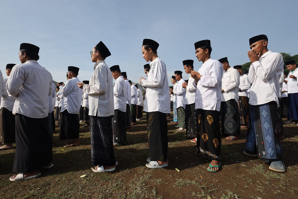 Sejumlah santri berdoa saat mengikuti apel Hari Santri Nasional di Pondok Pesantren Lirboyo, Kota Kediri, Jawa Timur, Rabu (22/10/2025). Peringatan Hari Santri Nasional dengan tema Mengawal Indonesia Merdeka Menuju Peradaban Dunia tersebut diikuti oleh ribuan santri Lirboyo. ANTARA FOTO/Prasetia Fauzani/nym. Peringatan Hari Santri di Ponpes Lirboyo Kediri