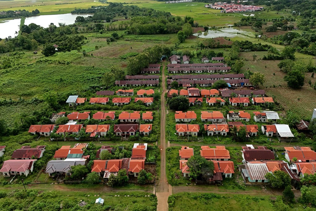 Foto udara deretan unit rumah di salah satu kompleks perumahan subsidi Kabupaten Gowa, Sulawesi Selatan, Rabu (22/10/2025). Badan Pengelola Tabungan Perumahan Rakyat (BP Tapera) mencatat realisasi penyaluran Fasilitas Likuiditas Pembiayaan Perumahan (FLPP) hingga 20 Oktober 2025 mencapai 203.439 unit rumah senilai Rp25,24 triliun atau tumbuh 22,63 persen secara tahunan (yoy). ANTARA FOTO/Hasrul Said/rwa. Realisasi penyaluran rumah subsidi BP Tapera