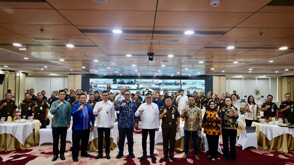 Kejaksaan Agung menyelenggarakan Focus Group Discussion (FGD) bertajuk “Pemberdayaan SDM Kejaksaan melalui Pembentukan Tim Khusus Kerja Sama Luar Negeri JAGO (Justice Abroad Global Outreach)” yang dilaksanakan secara hybrid di Lantai 11 Gedung Utama Kejaksaan Agung RI melalui sarana video conference. foto/Dok. Kejagung Body Artikel Kejagung 11 25
