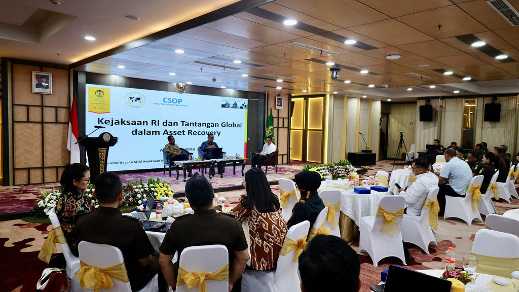 Kejaksaan Agung menyelenggarakan Focus Group Discussion (FGD) bertajuk “Pemberdayaan SDM Kejaksaan melalui Pembentukan Tim Khusus Kerja Sama Luar Negeri JAGO (Justice Abroad Global Outreach)” yang dilaksanakan secara hybrid di Lantai 11 Gedung Utama Kejaksaan Agung RI melalui sarana video conference. foto/Dok. Kejagung Body Artikel Kejagung 11 25