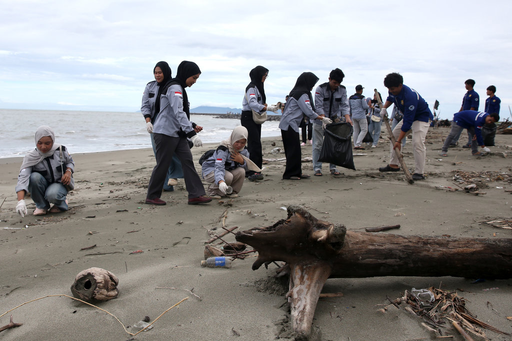 Mahasiswa Universitas Syiah Kuala (USK) membersihkan sampah plastik di pantai wisata kilometer nol, Banda Aceh, Aceh, Minggu (26/10/2025). ANTARA FOTO/Irwansyah Putra/bar Aksi mahasiswa bersih pantai Hari Sumpah Pemuda