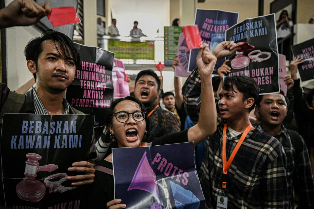 Sejumlah aktivis dan simpatisan dari berbagai elemen membentangkan poster saat sidang putusan praperadilan atas penetapan tersangka Direktur Eksekutif Lokataru Foundation Delpedro Marhaen di Pengadilan Negeri Jakarta Selatan, Jakarta, Senin (27/10/2025). Hakim tunggal Pengadilan Negeri (PN) Jakarta Selatan Sulistiyanto Rochmad Budiharto menolak praperadilan yang diajukan oleh Direktur Eksekutif Lokataru Foundation Delpedro Marhaen terkait kasus dugaan penghasutan dalam aksi unjuk rasa akhir Agustus 2025 lalu. ANTARA FOTO/Fauzan/YU Hakim tolak praperadilan Delpedro Marhaen
