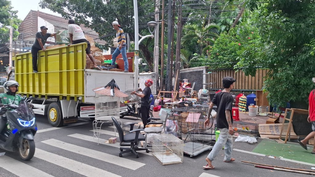 Pasar Burung Barito akhirnya dibongkar oleh Pemerintah Kota (Pemkot) Jakarta Selatan pada Senin (27/10/2025) pagi. tirto.id/Naufal Majid Pasar Burung Barito