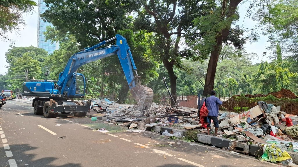 Pasar Burung Barito akhirnya dibongkar oleh Pemerintah Kota (Pemkot) Jakarta Selatan pada Senin (27/10/2025) pagi. tirto.id/Naufal Majid Pasar Burung Barito