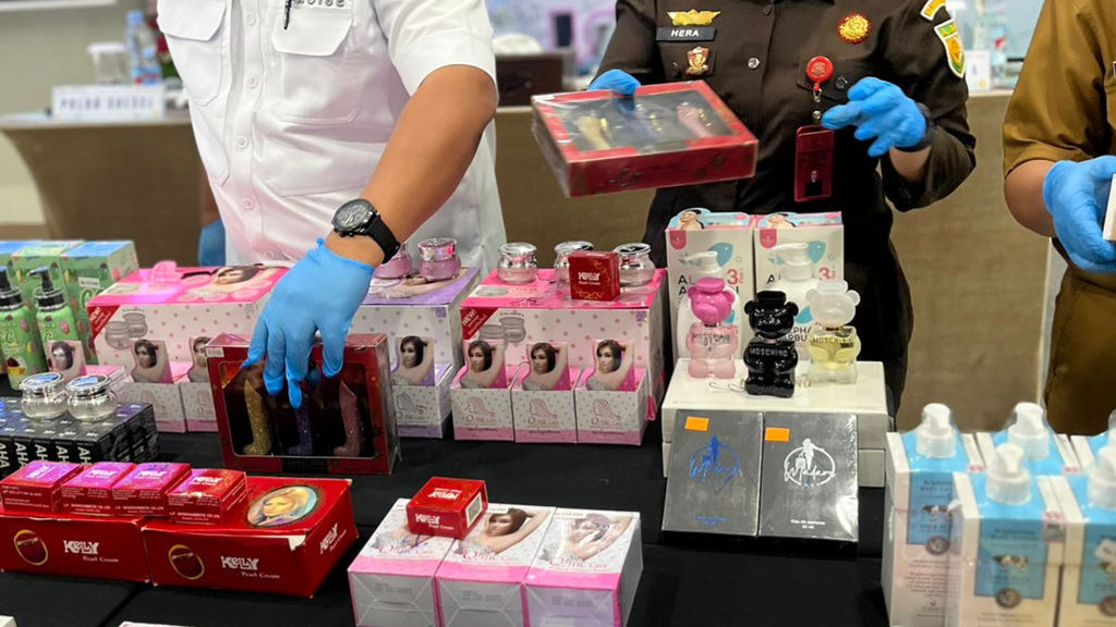 Penyidik Balai Besar Pengawasan Obat dan Makanan (BBPOM) Makassar bersama Korwas PPNS Ditreskrimsus Polda Sulawesi Selatan (Sulsel) membongkar jaringan kosmetik ilegal berkedok toko kosmetik di Kabupaten Sidrap, Sulsel. tirto.id/MN Abdurrahman kasus kosmetik ilegal di Sidrap