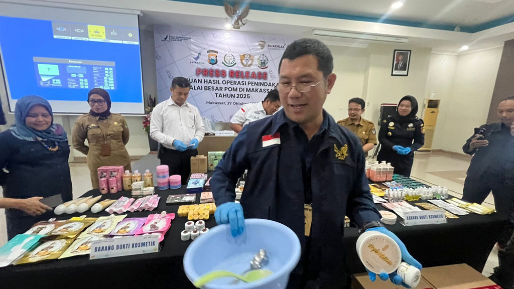 Penyidik Balai Besar Pengawasan Obat dan Makanan (BBPOM) Makassar bersama Korwas PPNS Ditreskrimsus Polda Sulawesi Selatan (Sulsel) membongkar jaringan kosmetik ilegal berkedok toko kosmetik di Kabupaten Sidrap, Sulsel. tirto.id/MN Abdurrahman kasus kosmetik ilegal di Sidrap