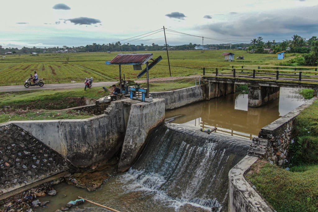 Foto udara bendungan pada areal persawahan Desa Ranomeeto, Kabupaten Konawe Selatan, Sulawesi Tenggara, Selasa (28/10/2025). ANTARA FOTO/Andry Denisah/foc. Ratusan desa belum menerima penyaluran dana desa tahap dua di Sultra