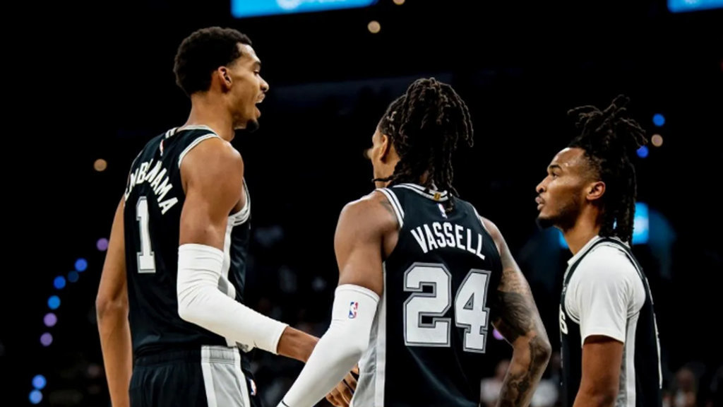 Pemain bintang San Antonio Spurs Victor Wembanyama (kiri) merayakan kemenangan bersama rekan setimnya. X/Spurs San Antonio Spurs