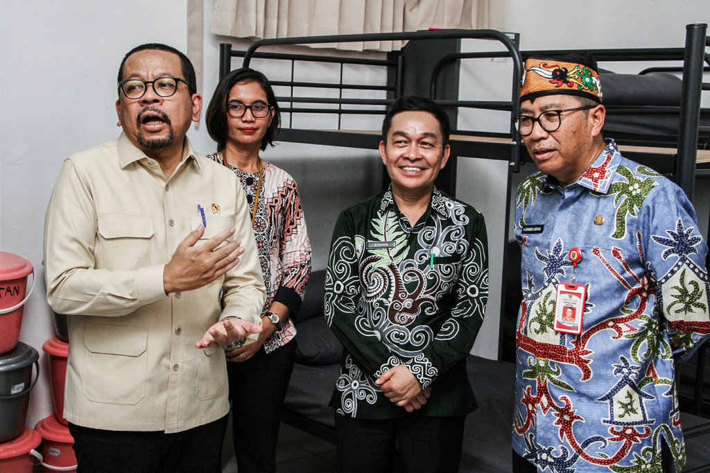 Kepala Staf Kepresidenan Muhammad Qodari (kiri) didampingi Plt Sekda Kalteng Leonard S Ampung (kanan) meninjau ruangan asrama di Sekolah Rakyat Kota Palangka Raya, Kalimantan Tengah, Kamis (30/10/2025). ANTARA FOTO/Auliya Rahman/YU Kepala Staf Kepresidenan meninjau Sekolah Rakyat