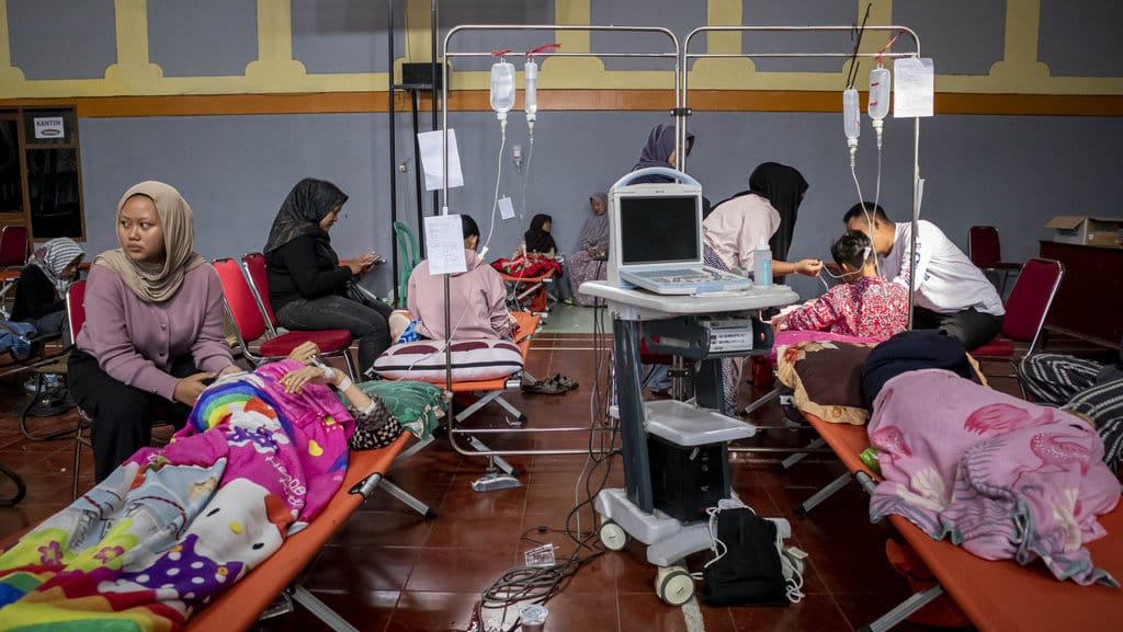 Siswa dan ibu hamil yang diduga keracunan hidangan makan bergizi gratis (MBG) menjalani perawatan medis di Gedung Serba Guna (GSG) Kantor Desa Cibodas, Lembang, Kabupaten Bandung Barat, Jawa Barat, Rabu (29/10/2025). ANTARA FOTO/Abdan Syakura/nz Penanganan korban diduga keracunan MBG di Lembang