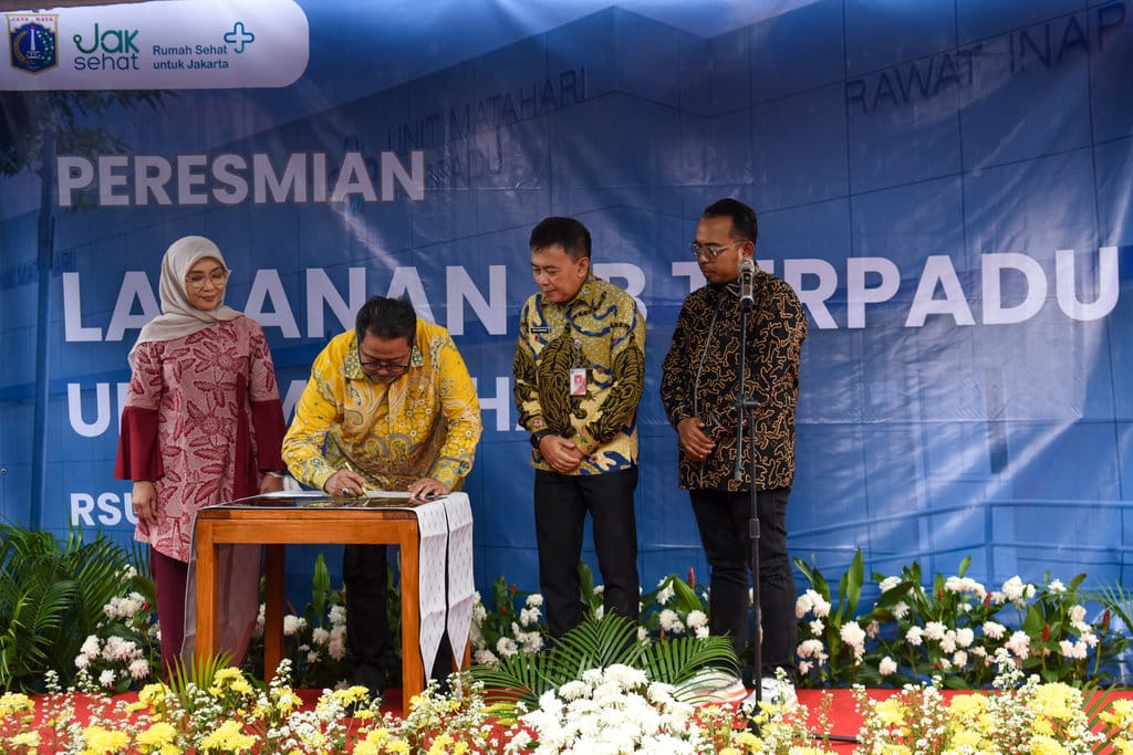 Wakil Gubernur DKI Jakarta Rano Karno (kedua kiri) didampingi Kepala Dinas Kesehatan DKI Jakarta Drg. Ani Ruspitawati (kiri), Direktur Rumah Sakit Umum Daerah (RSUD) Pasar Rebo Drg. Iwan Kurniawan (kedua kanan), dan Staf Khusus Gubernur Bidang Kesejahteraan Rakyat Beno Muhammad Ibnu (kanan) menandatangani prasasti saat meresmikan layanan Rawat Inap TBC Resisten Obat (RO) di RSUD Pasar Rebo, Jakarta, Kamis (23/10/2025). Peresmian layanan rawat inap tersebut merupakan bagian dari upaya percepatan penanggulangan TBC di Provinsi DKI Jakarta. ANTARA FOTO/Indrianto Eko Suwarso/bar Wagub DKI Jakarta resmikan layanan rawat inap TBC di RSUD Pasar Rebo