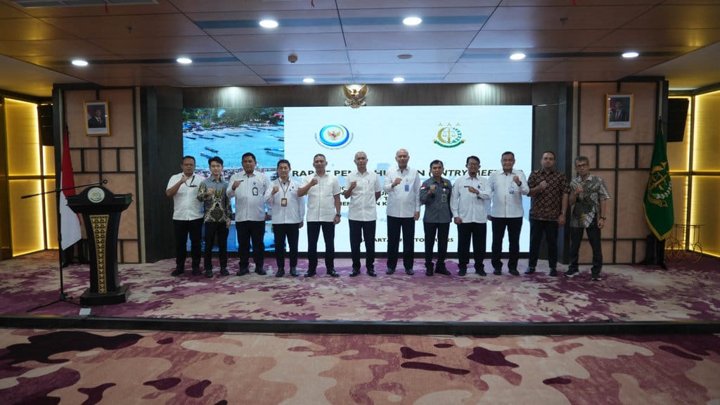 Rapat Pendahuluan (Entry Meeting) dan Penandatanganan Pakta Integritas kegiatan Pengamanan Pembangunan Strategis (PPS) dengan Direktorat Jenderal Perikanan Tangkap Kementerian Kelautan dan Perikanan, untuk Proyek Pembangunan Kampung Nelayan Merah Putih (KNMP) Tahun 2025 pada Rabu (29/10/2025) di Gedung Utama Kejaksaan Agung, Jakarta. (FOTO/dok.Kejaksaan Agung) Body Artikel 1 Kejaksaan Agung II 13