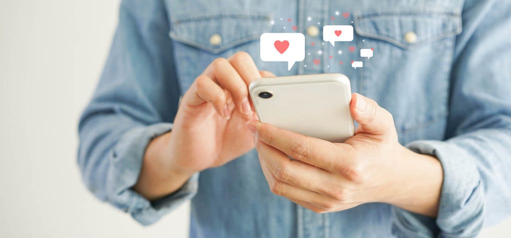 Flirting lewat chat. foto/istockphoto Flirting lewat chat