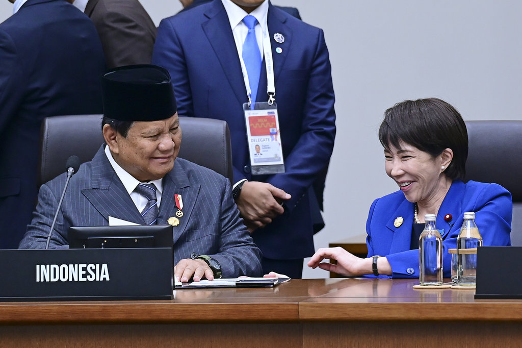 Presiden Prabowo Subianto (kiri) berbincang dengan PM Jepang Sanae Takaichi saat mengikuti sesi pertama APEC Economic Leaders' Meeting (AELM) di Hwabaek International Convention Centre, Gyeongju, Korea Selatan, Jumat (31/10/2025). ANTARA FOTO/HO/Setpres-Muchlis Jr/hma/YU Sesi pertama APEC Economic Leaders' Meeting