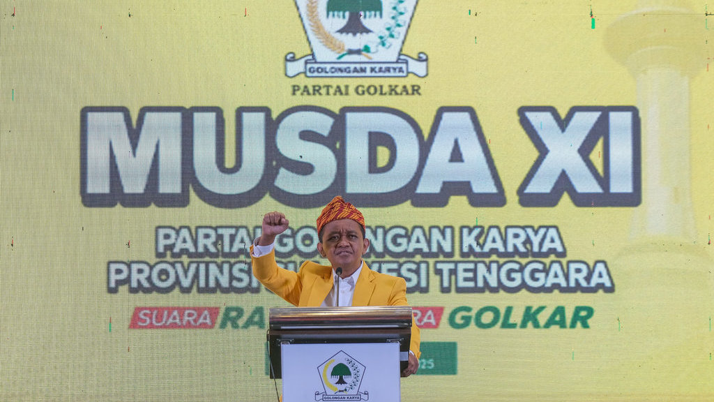 Ketua Umum DPP Partai Golkar Bahlil Lahadalia menyampaikan pidato politik sekaligus membuka Musyawarah Daerah XI Partai Golkar Sulawesi Tenggara di Kendari, Sulawesi Tenggara, Minggu (2/11/2025). ANTARA FOTO/Andry Denisah/rwa. Musyawarah Daerah XI Partai Golkar Di Sulawesi Tenggara