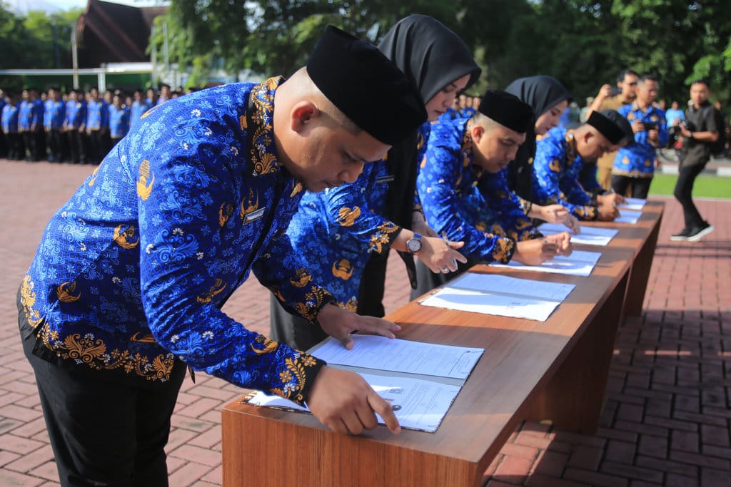 Sejumlah Pegawai Pemerintah Dengan Perjanjian Kerja (PPPK) menandatangani Surat Keputusan Pengangkatan saat mengikuti upacara di Kantor Gubernur Aceh, Banda Aceh, Senin (3/11/2025). ANTARA FOTO/Ampelsa/bar Penyerahan SK PPPK Tahap-II Provinsi Aceh