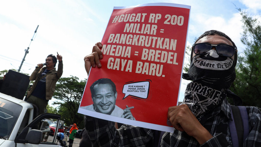 Jurnalis membawa poster saat melakukan aksi solidaritas yang digelar Koalisi Advokasi Jurnalis (KAJ) Sulsel bersama pers mahasiswa dan lembaga independen di Makassar, Sulawesi Selatan, Selasa (4/11/2025). ANTARA FOTO/Arnas Padda/YU Aksi solidaritas jurnalis di Makassar