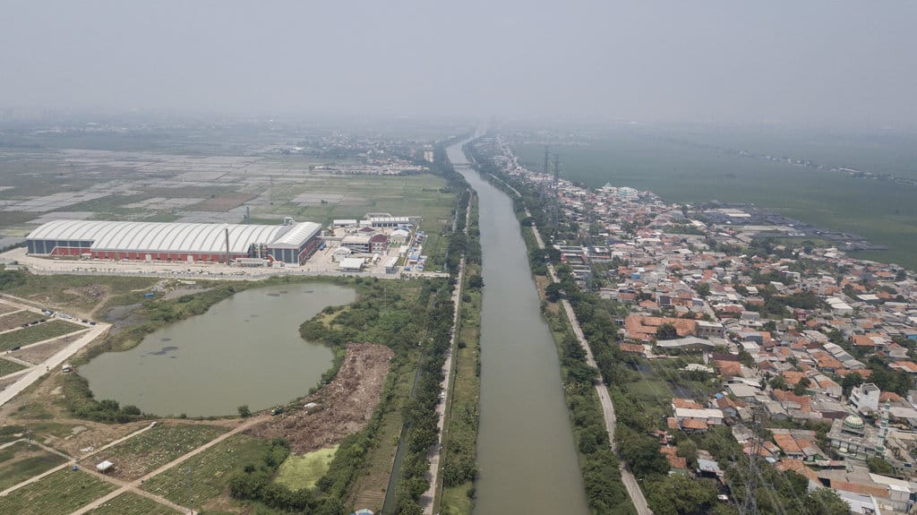Foto udara kondisi fasilitas pengolahan sampah Refuse Derived Fuel (RDF) Rorotan yang berdekatan dengan pemukiman warga di Jakarta Utara, Selasa (4/11/2025). ANTARA FOTO/Fakhri Hermansyah/YU Gubernur DKI Jakarta hentikan sementara uji coba operasional RDF Rorotan