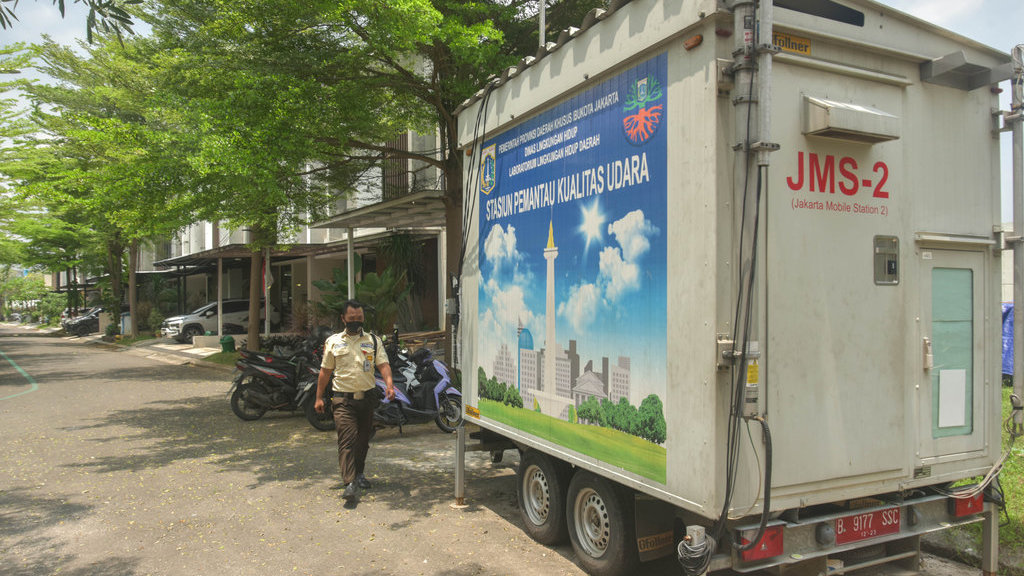 Petugas keamanan berjaga disamping mesin pemantau kualitas udara yang tidak bisa diakses warga perumahan Shinano yang terdampak polusi udara dari RDF Rorotan di Cakung, Jakarta Timur, Selasa (4/11/2025). Menurut keterangan ketua Rukun Tetangga (RT) 18, sebanyak 23 warga perumahan tersebut terdampak polusi udara yang diduga berasal dari RDF yang mengakibatkan Infeksi Saluran Pernafasan Akut (ISPA). ANTARA FOTO/Fakhri Hermansyah/YU Perumahan terdampak pencemaran akibat RDF Rorotan