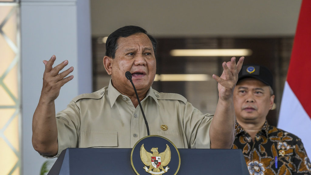 Presiden Prabowo Subianto didampingi Menteri Perhubungan Dudy Purwagandhi (kanan) memberi sambutan saat meresmikan Stasiun Tanah Abang Baru di Jakarta, Selasa (4/11/2025). ANTARAFOTO/Galih Pradipta/YU Presiden Prabowo resmiksn Stasiun Tanah Abang Baru