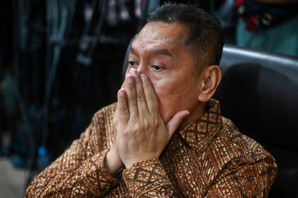 Anggota DPR nonaktif Adies Kadir mengungkapkan ekspresinya saat mengikuti sidang putusan kasus dugaan pelanggaran kode etik anggota DPR nonaktif di Mahkamah Kehormatan Dewan (MKD) DPR, Kompleks Parlemen, Senayan, Jakarta, Rabu (5/11/2025).. ANTARA FOTO/Rivan Awal Lingga/tom. Sidang putusan kasus dugaan pelanggaran kode etik anggota DPR